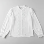 Vista frontal de la blusa blanca de manga larga y corte holgado para mujer