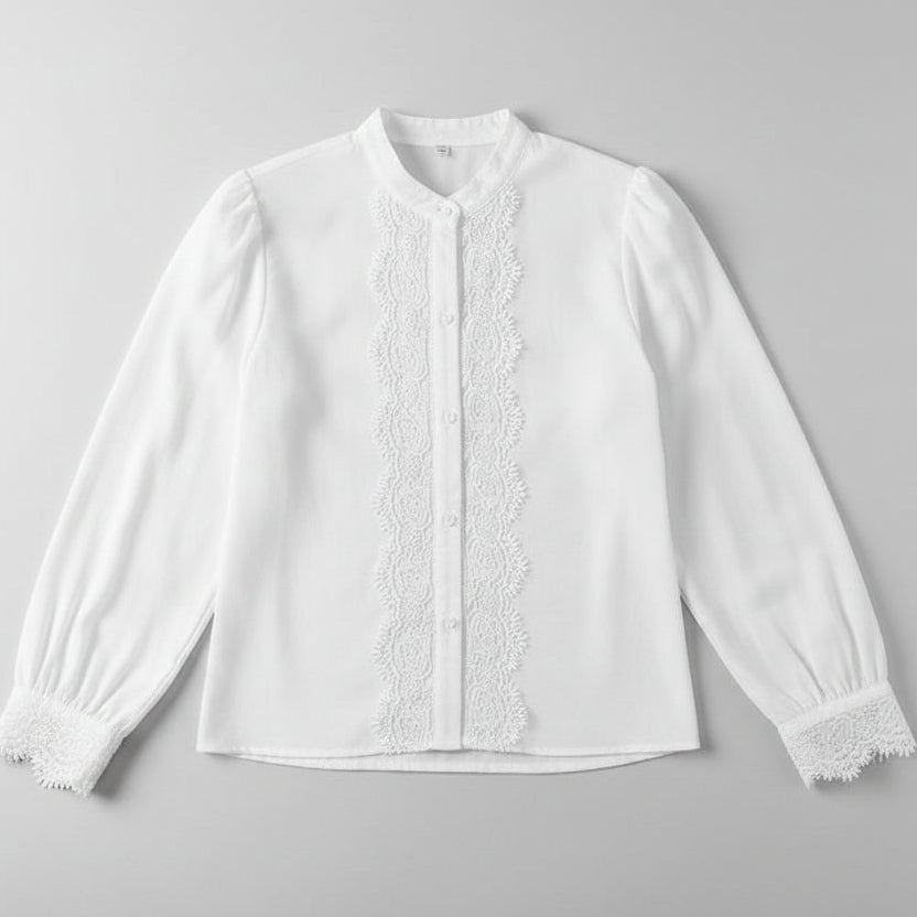 Vista frontal de la blusa blanca de manga larga y corte holgado para mujer