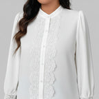 Vista frontal de una camiseta blanca de manga larga y corte holgado para mujer