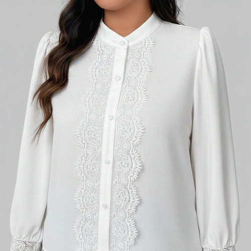 Vista frontal de una camiseta blanca de manga larga y corte holgado para mujer