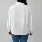 Vista frontal de la blusa blanca de manga larga y corte holgado para mujer