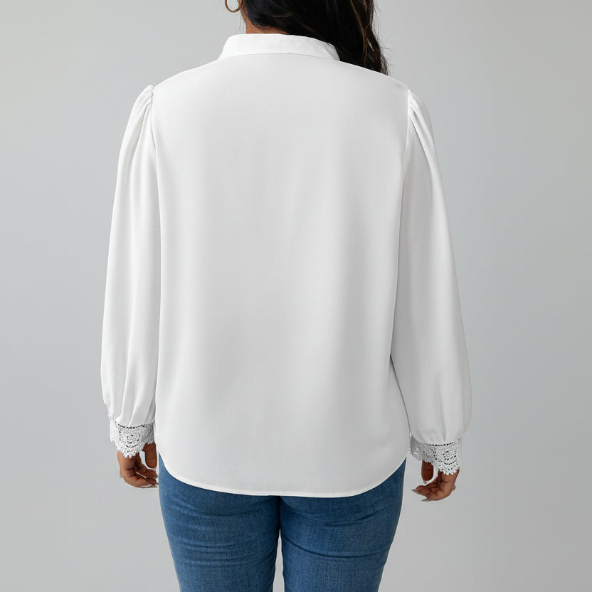 Vista frontal de la blusa blanca de manga larga y corte holgado para mujer