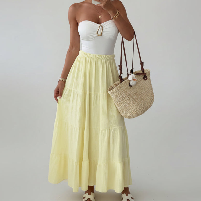 Vista frontal de falda plisada elegante midi color amarillo limón