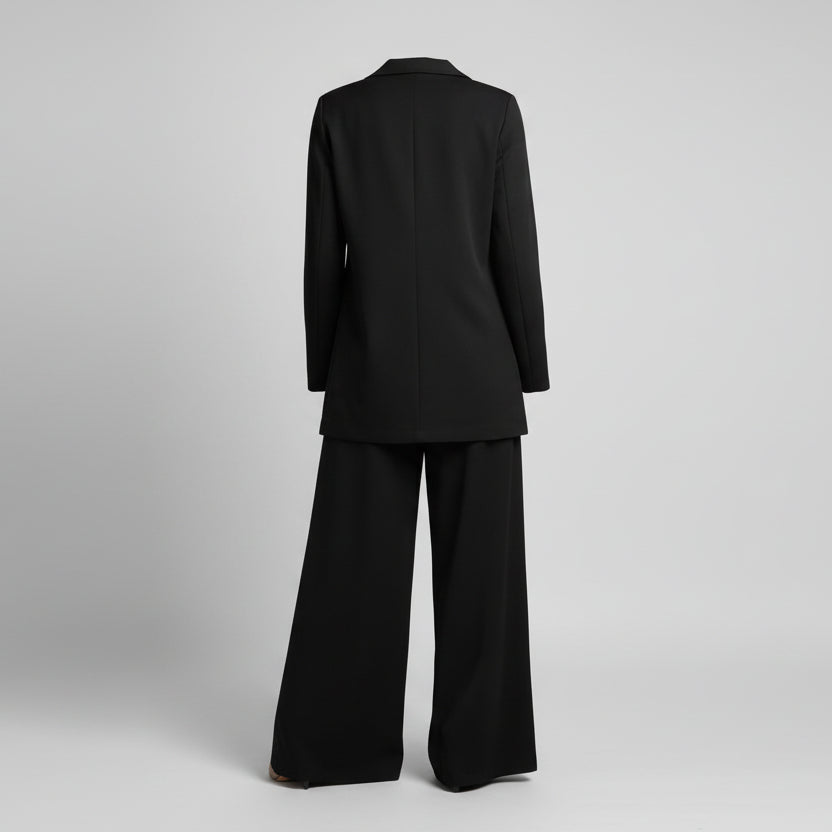 Outfit mujer con pantalón de pierna ancha y top cuello redondo