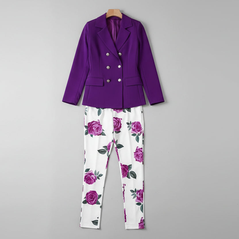 Outfit floral smart casual mujer con blazer y pantalón slim