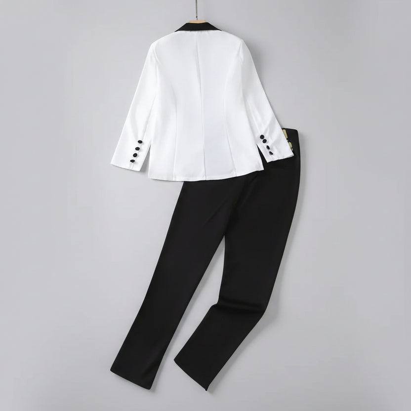 Outfit smart casual mujer con blazer negro y pantalón blanco