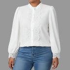 Vista frontal de una camiseta blanca de manga larga y corte holgado para mujer